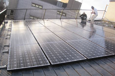 港区のマンション屋上に太陽光発電システムを設置した施工実績です。